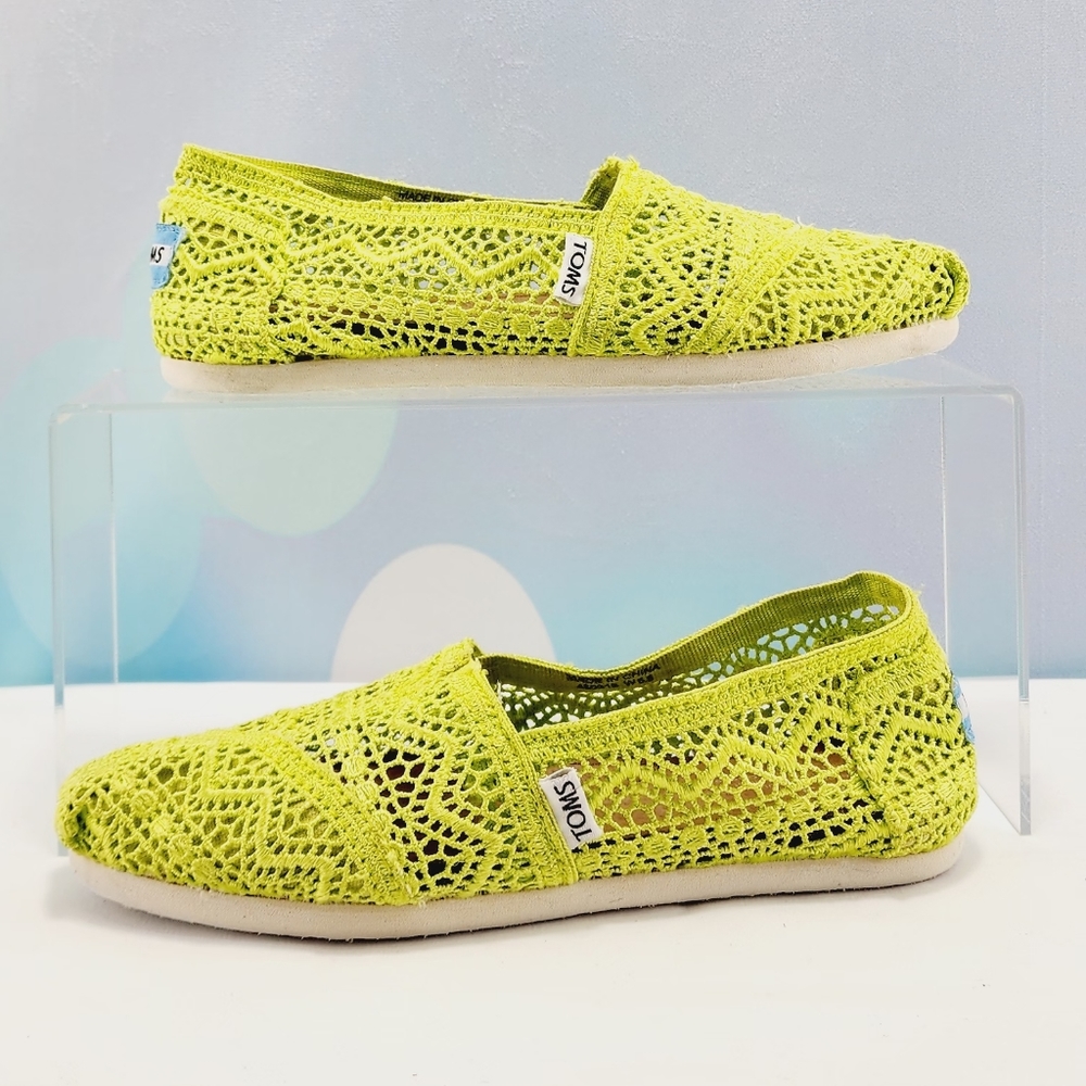 TOMS – Flat slip-ons, crochet design, lime green, size W 5.5